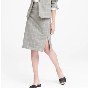 BANANA REPUBLIC  ITALIAN WOOL SKIRT